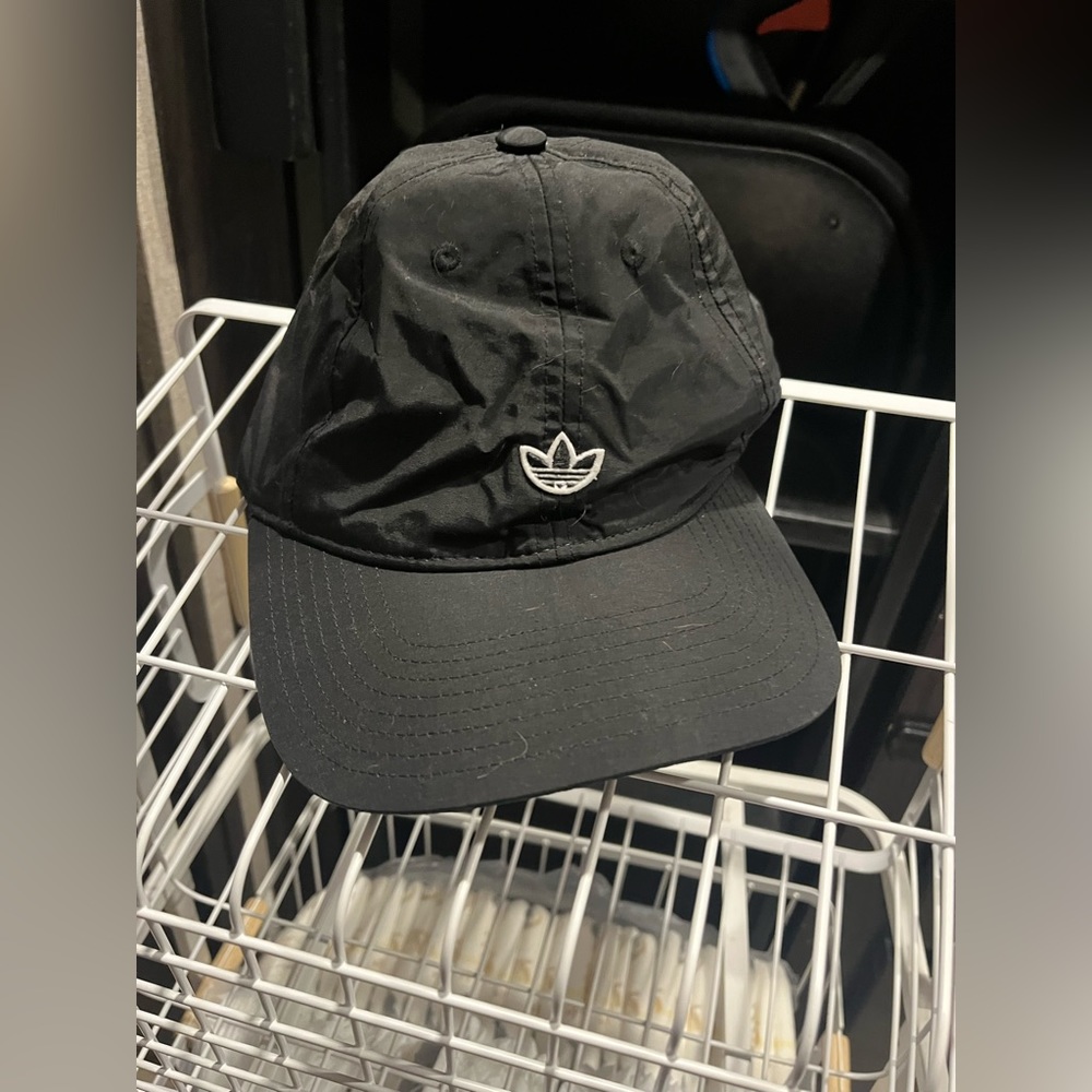 Adidas women’s black hat 🖤